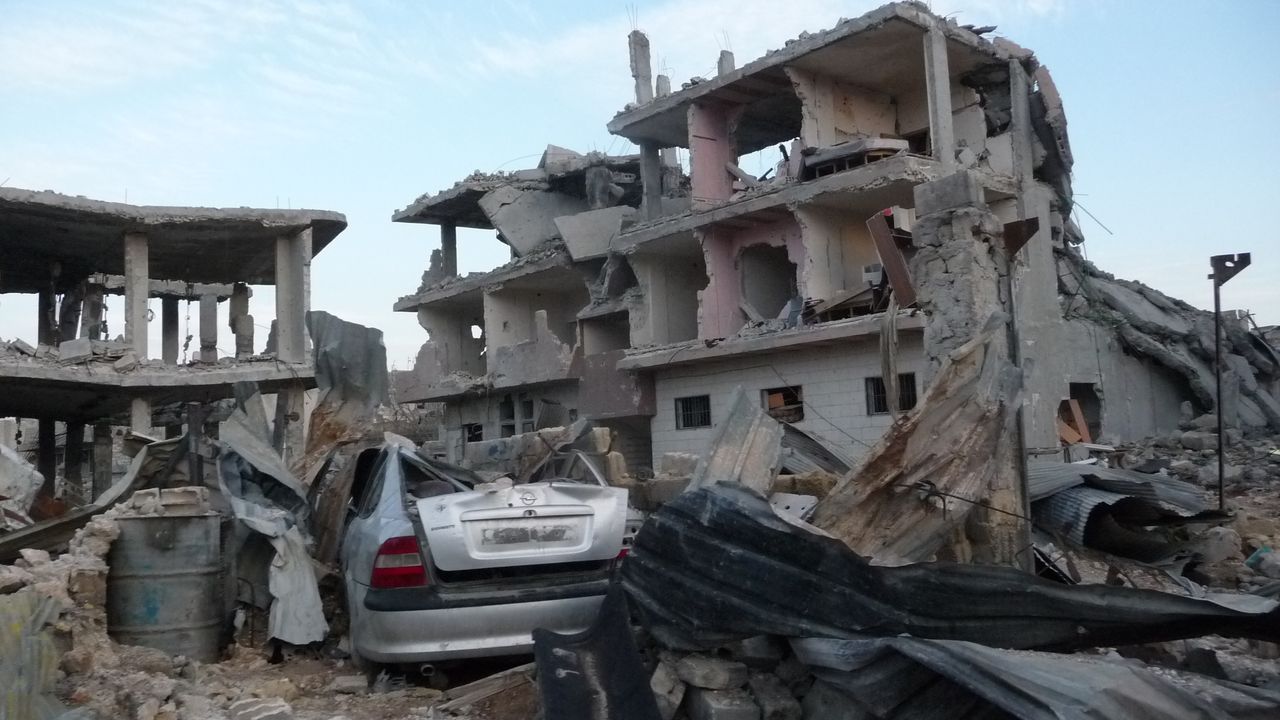 Destruction en 2015 de la ville de Kobané et présence des restes explosifs de guerre