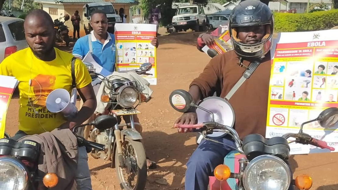 Die Teams von Handicap International/Unsere Teams in Uganda führen Sensibilisierungsmassnahmen zu geeigneten Verhaltensweisen im Umgang mit der Ebola-Epidemie durch. © HI