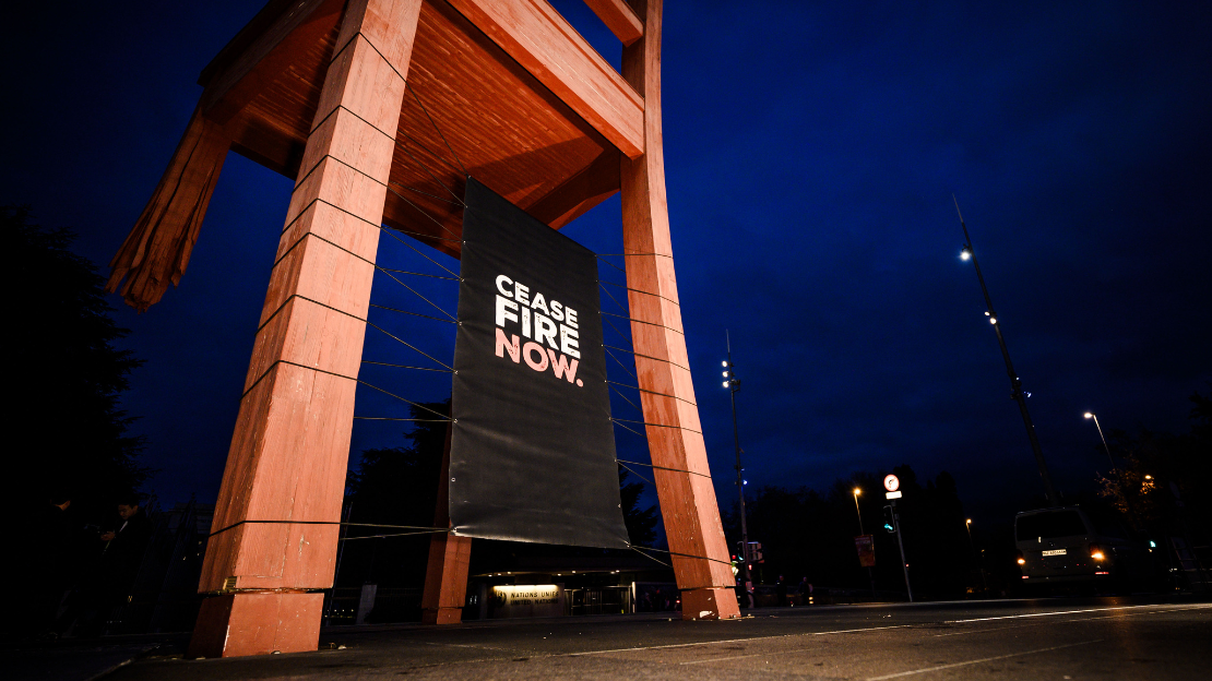 Appel au cessez-le-feu érigé sur Broken Chair, porte-parole de notre organisation des victimes civiles des bombardements. 