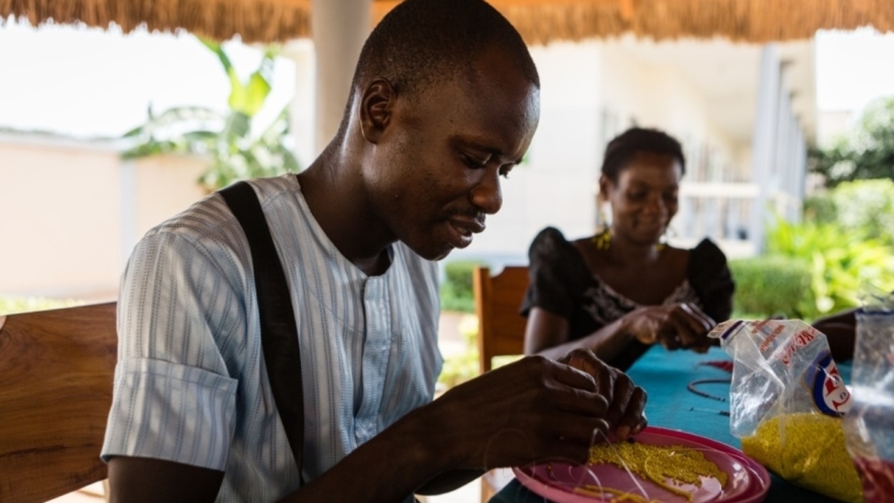 Atelier perles, séance d'ergothérapie au Centre de Santé Mentale de Lomé, Togo