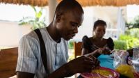 Atelier perles, séance d'ergothérapie au Centre de Santé Mentale de Lomé, Togo