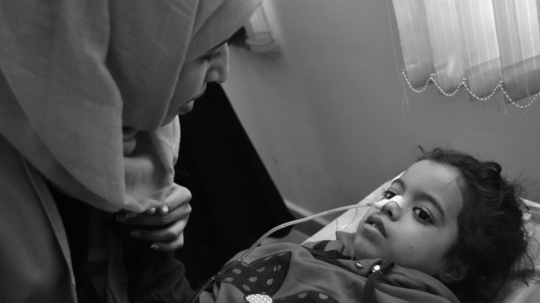 Aidi est une fillette de 8 ans que notre équipe HI stimule tous les jours grâce à des séances de physiothérapie longue et souple. Elle souffre de graves traumatismes psychologiques en raison des bombardements intenses et frappes aériennes qui ont lapidé son corps et l'ont laissé comme paralysée. 