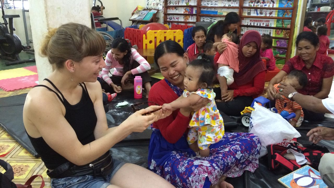 Mlle Clerc rencontre les bénéficiaires du centre de Kompong Cham au Cambodge 
