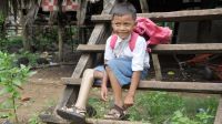 Chetra, 7 ans, est amputé suite à un accident de la route. Grâce à sa prothèse, il peut retourner à l'école. Cambodge