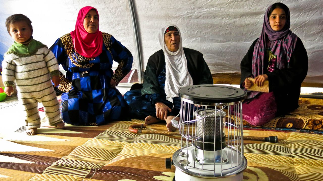 Reema avec sa belle-fille et deux de ses petits-enfants, au sein de leur tente, dans le camp de Khazer