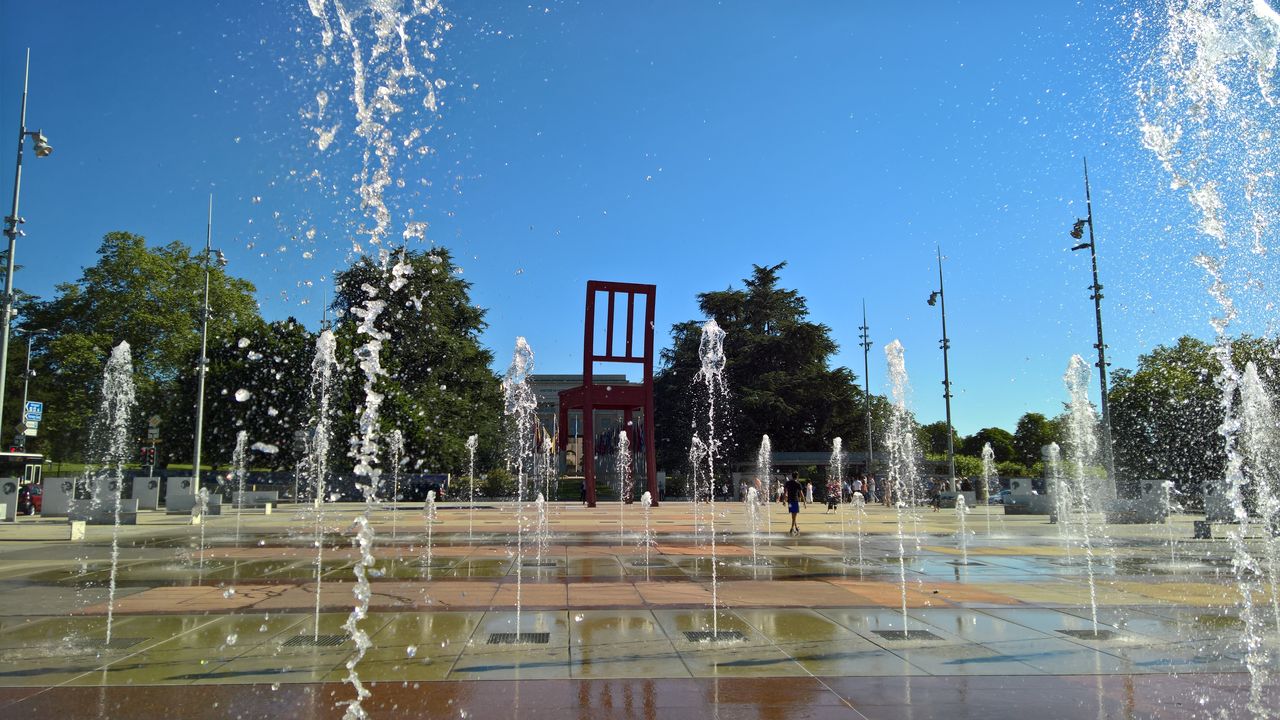 Monument genevois Broken Chair installé sur la place des Nations en 1997 pour soutenir le combat de HI contre les mines antipersonnel