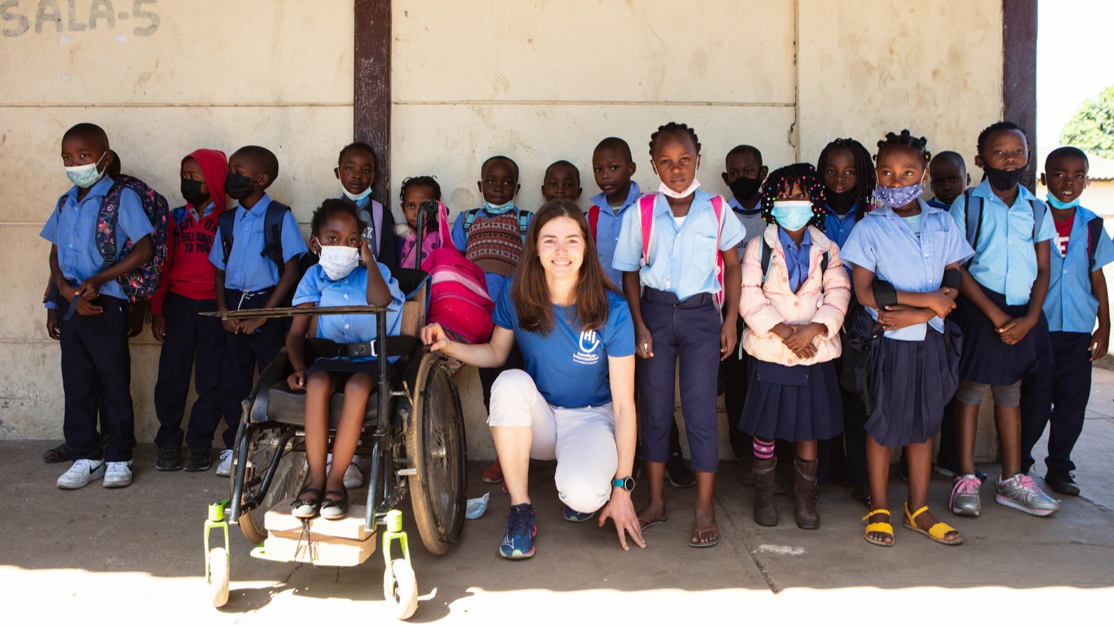 Celine Van Till | Celine van Till, Vice-présidente et ambassadrice de Handicap International Suisse, au centre de l'image, à côté d'elle Shelcia, une bénéficiaire de Handicap International en fauteuil roulant,  et entourée d'enfants d'une école à Maputo au Mozambique