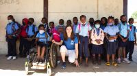 Celine Van Till | Celine van Till, Vice-présidente et ambassadrice de Handicap International Suisse, au centre de l'image, à côté d'elle Shelcia, une bénéficiaire de Handicap International en fauteuil roulant,  et entourée d'enfants d'une école à Maputo au Mozambique