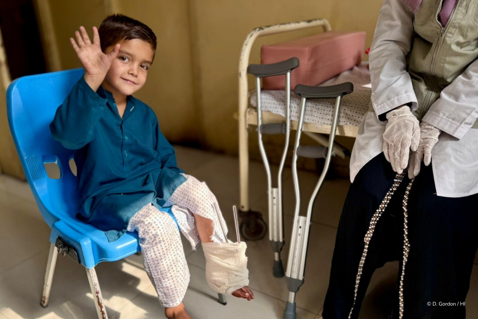 Petit garçon blessé à l'hôpital mais souriant
