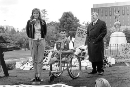 Une victime de mines en fauteuil roulant protestant lors de la campagne ICBL à Washington. 
