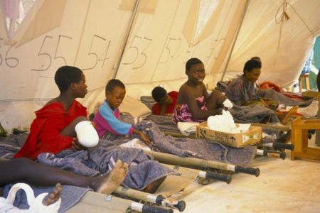 Des enfants blessés et isolés sont alités suite au génocide des Tutsis au Rwanda. 