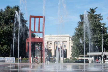 Blick vom Place des Nations in Genf auf Broken Chair und den Palais des Nations Unies. 