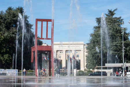 Blick vom Place des Nations in Genf auf Broken Chair und den Palais des Nations unies. 