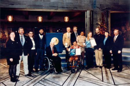 Portrait de groupe lors de la remise du prix Nobel de la paix co-attribué à HI et aux autres membres de ICBL.