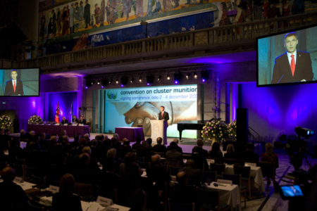 M. Jens Stoltenberg, Premier Ministre de la Norvège lors de la cérémonie d'ouverture de la conférence à l'occasion de la signature du Traité d'Oslo. 