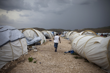 Kleiner Junge inmitten eines Flüchtlingslagers.