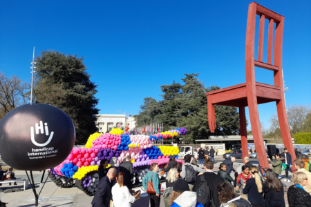 Un tank en ballons sur la place des Nations à Genève le 5 avril 2022 sous la Broken Chair pour appeler à dire 