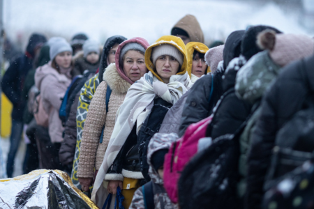 Des ukrainiens traversant la frontière en Ukraine vers la Pologne. 