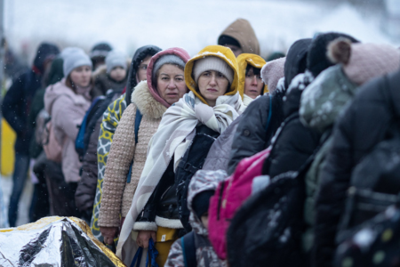 Ukrainer überqueren die Grenze in der Ukraine nach Polen. 