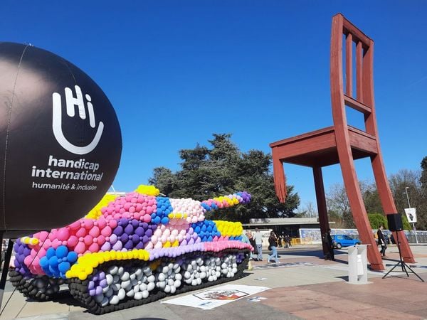 L'association caritative Handicap International fait aussi des activités de sensibilisation, comme avec ce tank en ballons sur la Place des Nations à Genève