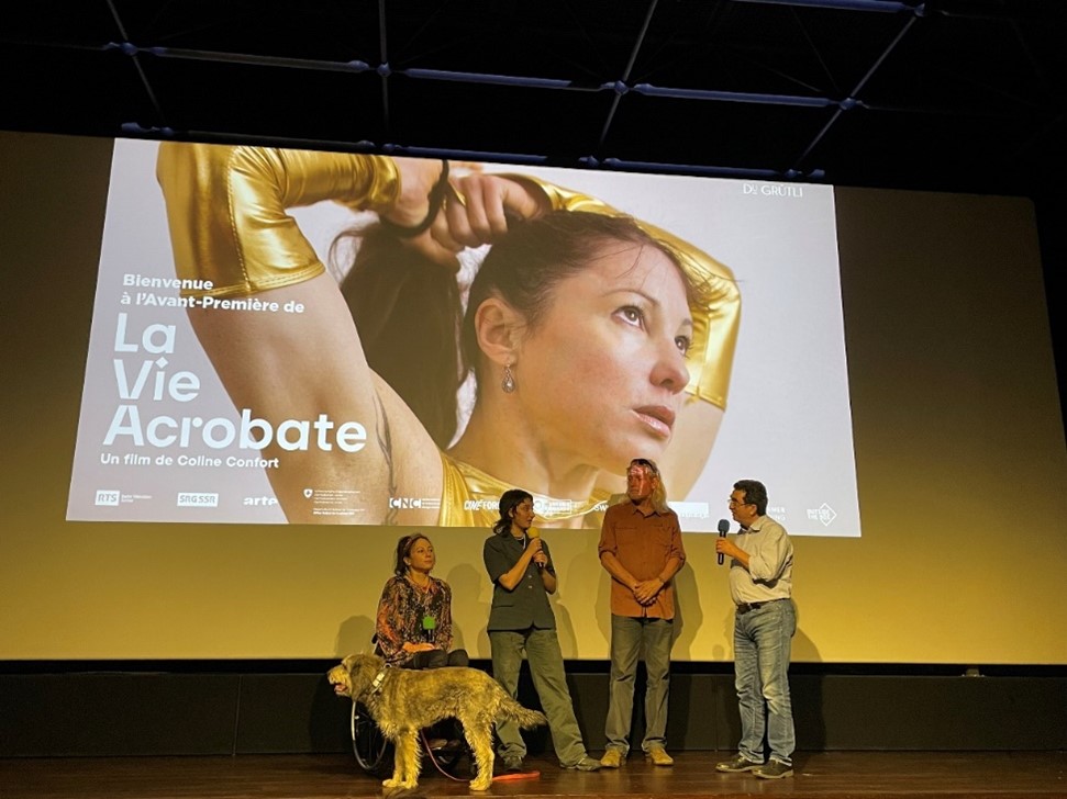 Silke sitzt auf der Bühne des Kinos, daneben ihr Hund, die Regisseurin des Films, ihr Mann und der Kinodirektor.