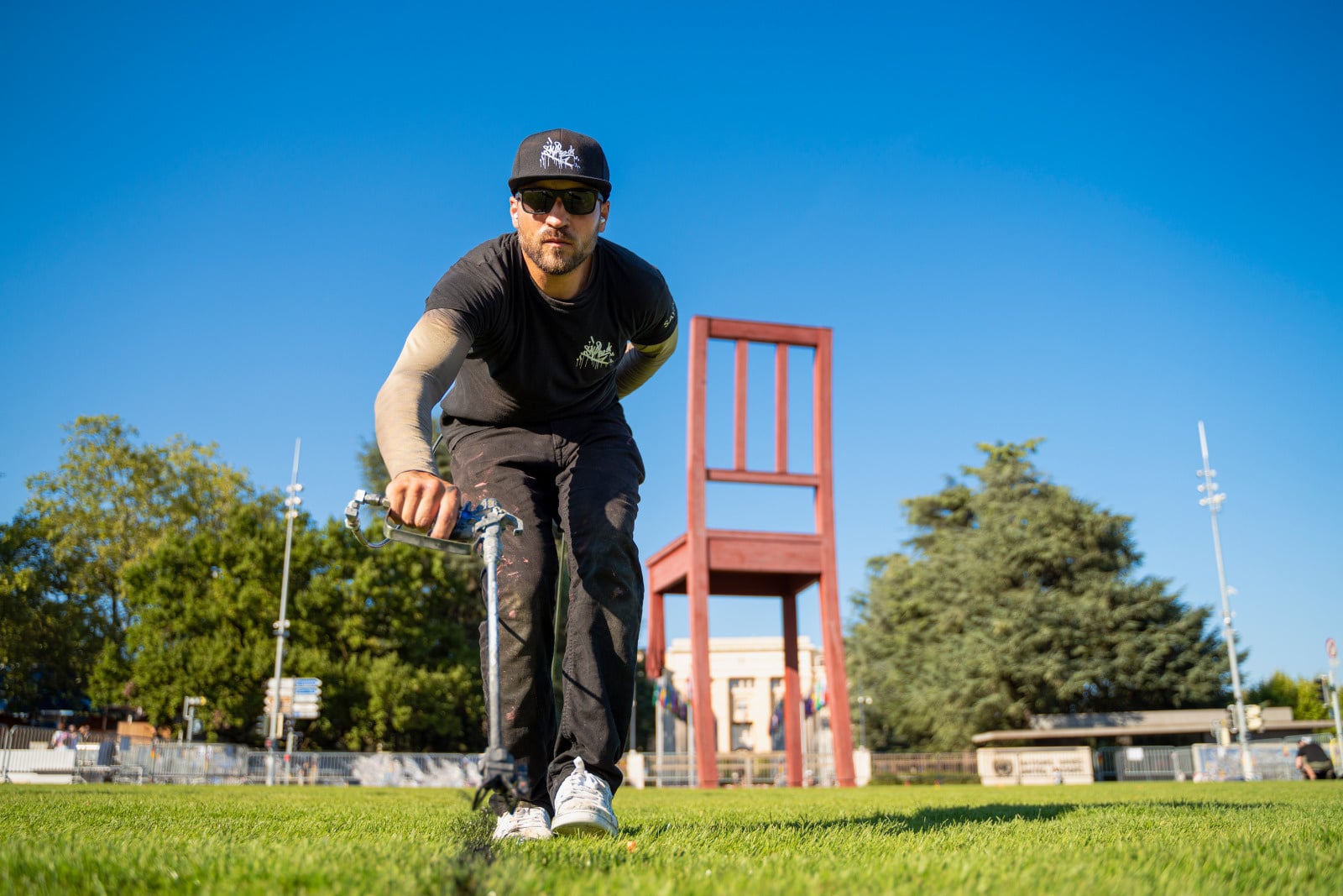 Der Künstler Saype auf der Place des Nations, „Broken Chair“, 2023, Genf