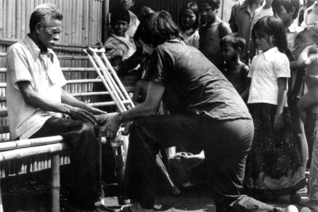 Jean-Baptiste Richardier, un des fondateurs de Handicap International, avec un bénéficiaire dans un camp de réfugiés à la frontière Thailande-Cambodge. 