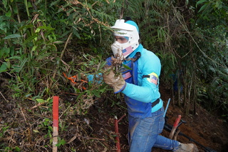 Un démineur travaille sur le territoire de Santander de Quilichao, en mai 2022. © J. M. Vargas / HI