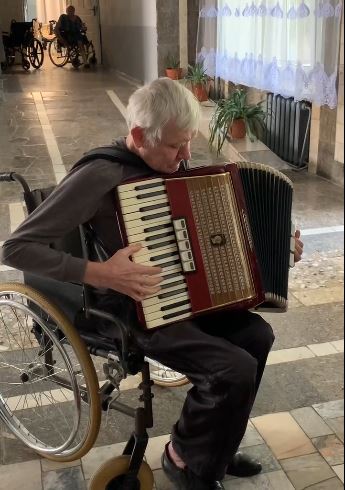 Taras joue de son accordéon qu’il vient de recevoir. 