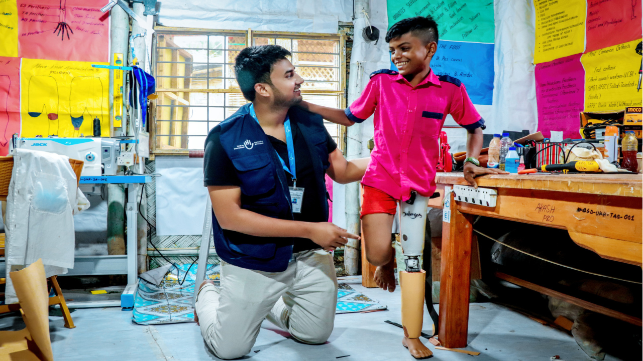 Jubair est un jeune réfugié rohingya de 12 ans. Il a été blessé par balles lorsqu’il a fui vers le Bangladesh. Amputé de la jambe gauche il est suivi par les équipes de HI en réadaptation.