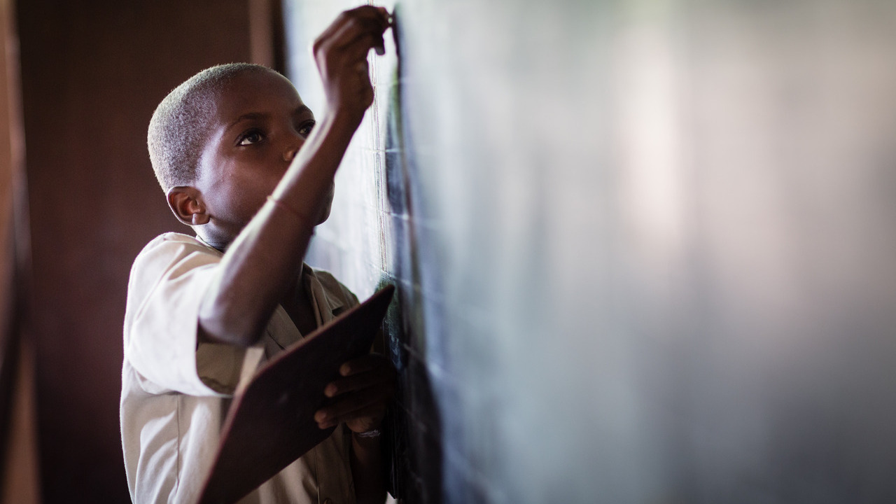 Jeune garçon pouvant désormais marcher grâce aux séances de réadaptation à base communautaire dont il bénéficie. Il peut se rendre à l’école et est intégré en cursus scolaire ordinaire.