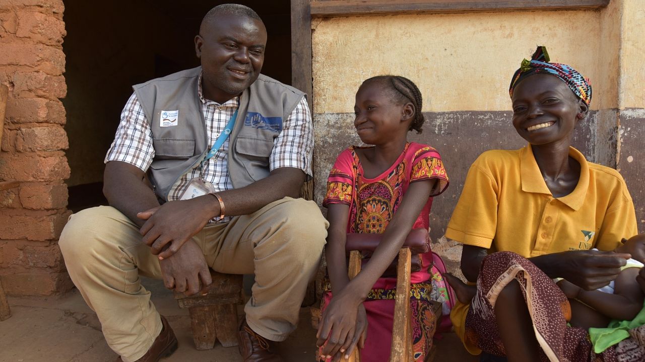 Un physiothérapeute de HI travaille avec une jeune patiente à Bambari.