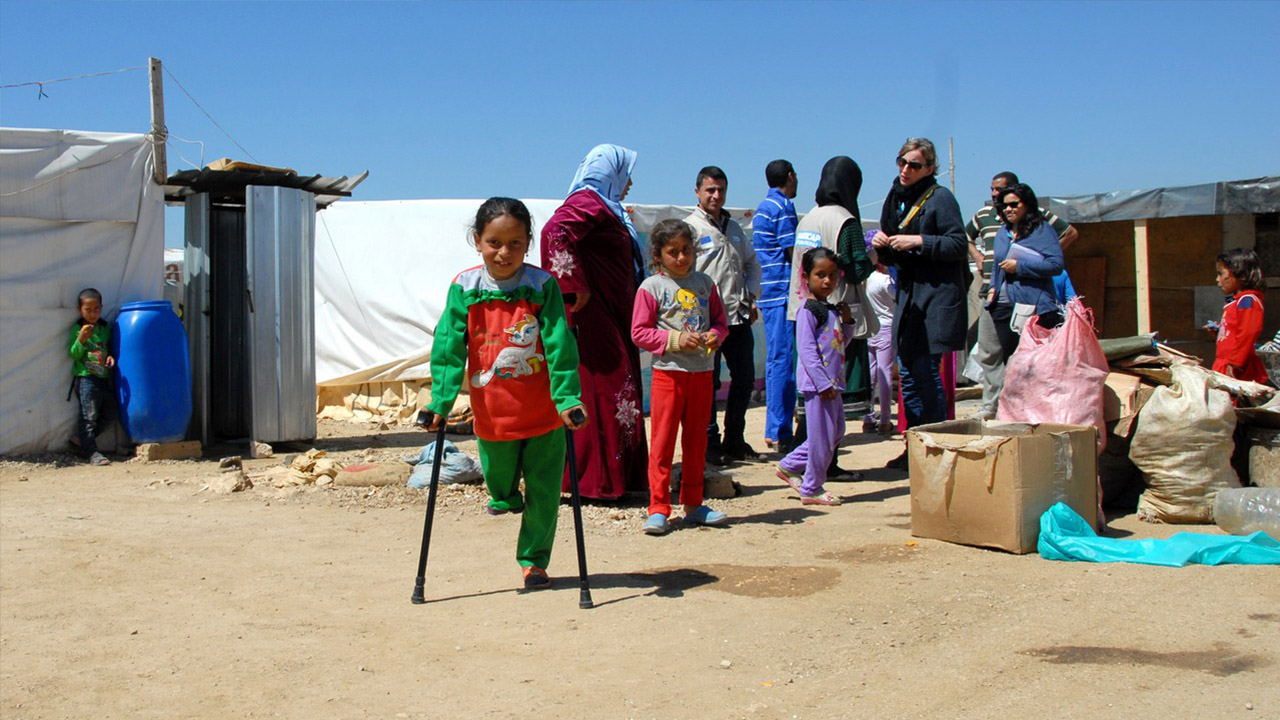 Ein achtjähriges syrisches Mädchen, das bei einem Bombenangriff ein Bein verlor und sich auf Krücken stützt.