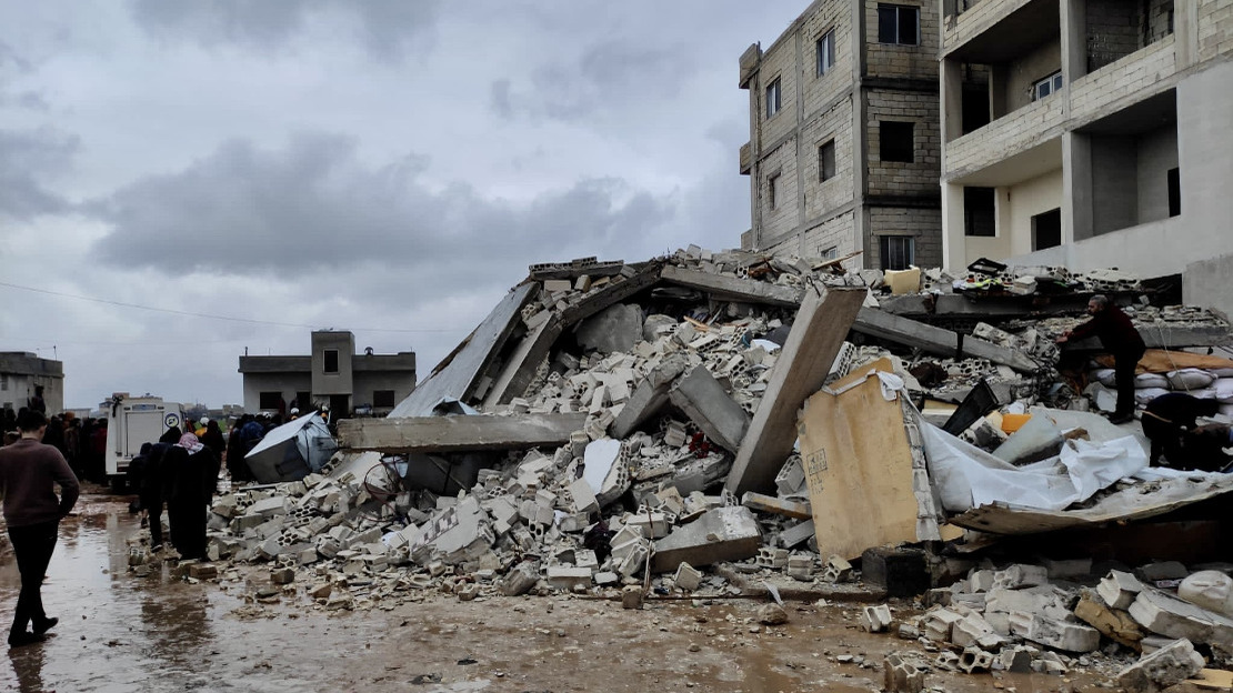 Nach den starken Erdbeben im Nordwesten Syriens haben nur wenige Gebäude in den Katastrophengebieten dem Schock der Erschütterungen standgehalten. Die Erschütterungen forderten Tausende von Todesopfern und brachten Tausende von Gebäuden zum Einsturz, in einem Land, das bereits durch den 12-jährigen Krieg stark in Mitleidenschaft gezogen wurde.