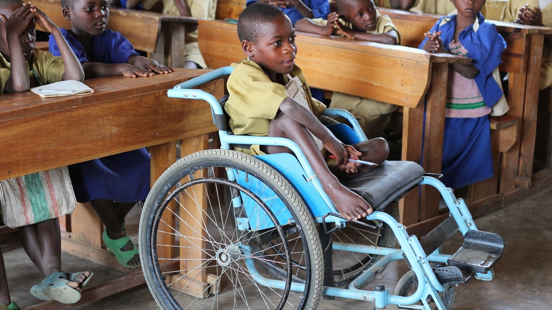 Dieses Kind erhielt einen Rollstuhl im Rahmen des integrativen Bildungsprogramms von HI, das ihm im vergangenen Jahr in Ruanda den Schulbeginn ermöglichte. 