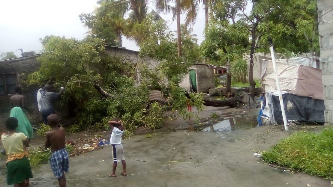 Eine Familie in Beira, Mosambik, betrachtet das Ausmass der Zerstörung ihres Hauses nach dem Zyklon Idai, Foto vom 18.03.2019