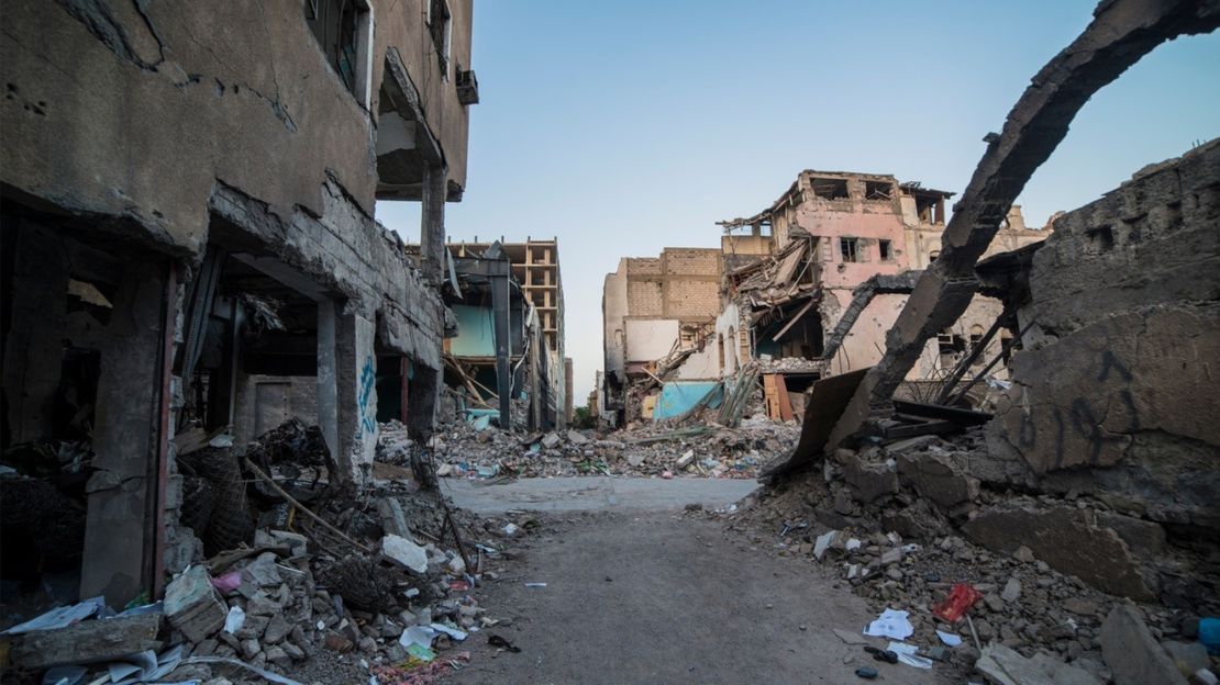 Beispiel für die schwere Zerstörung in den Straßen von Aden, Jemen - Oktober 2017.