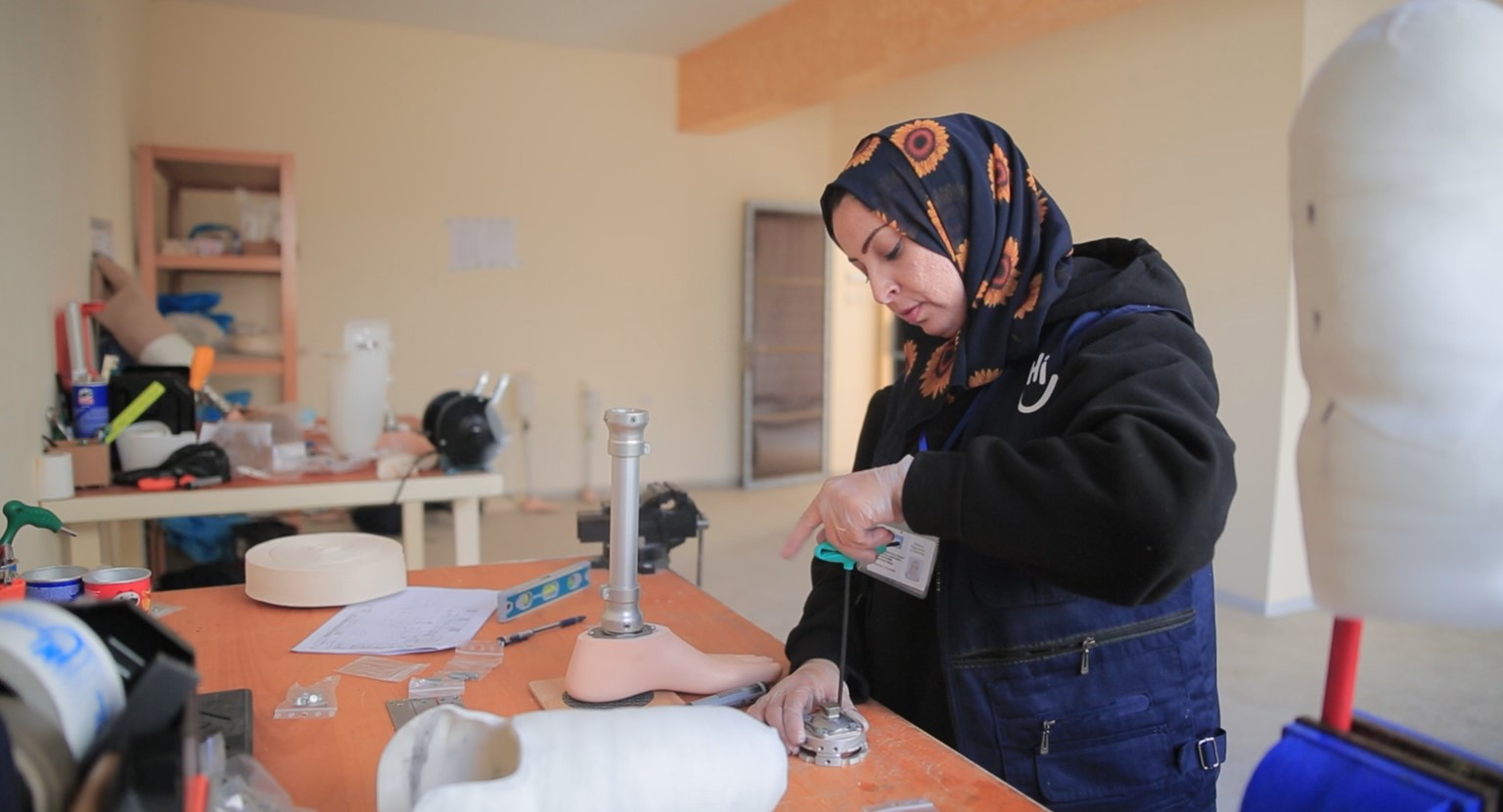 Heba au centre en train de fabriquer une prothèse