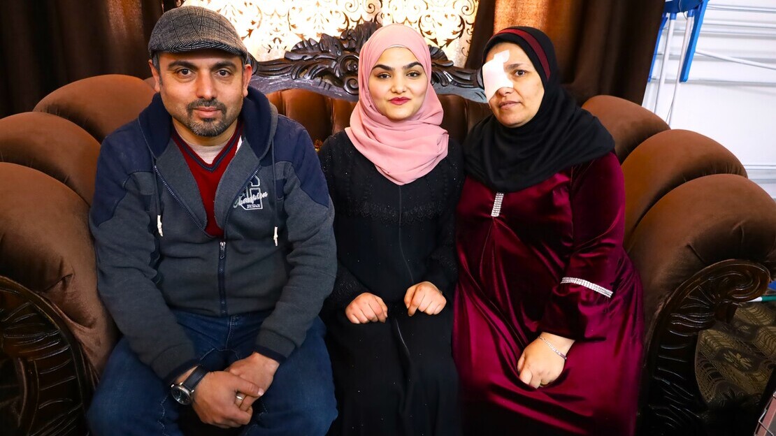 3 Personen: 1 Mann und 2 Frauen die beiden Frauen tragen ein Kopftuch und eine der Frauen hat eine Augenklappe 