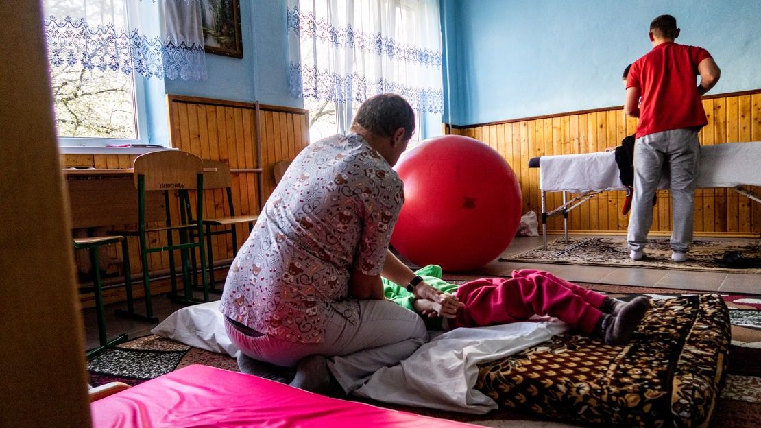 Des soignants font faire des exercices de réadaptation à des enfants polyhandicapés, dans un centre d’accueil à l’ouest de l’Ukraine. 