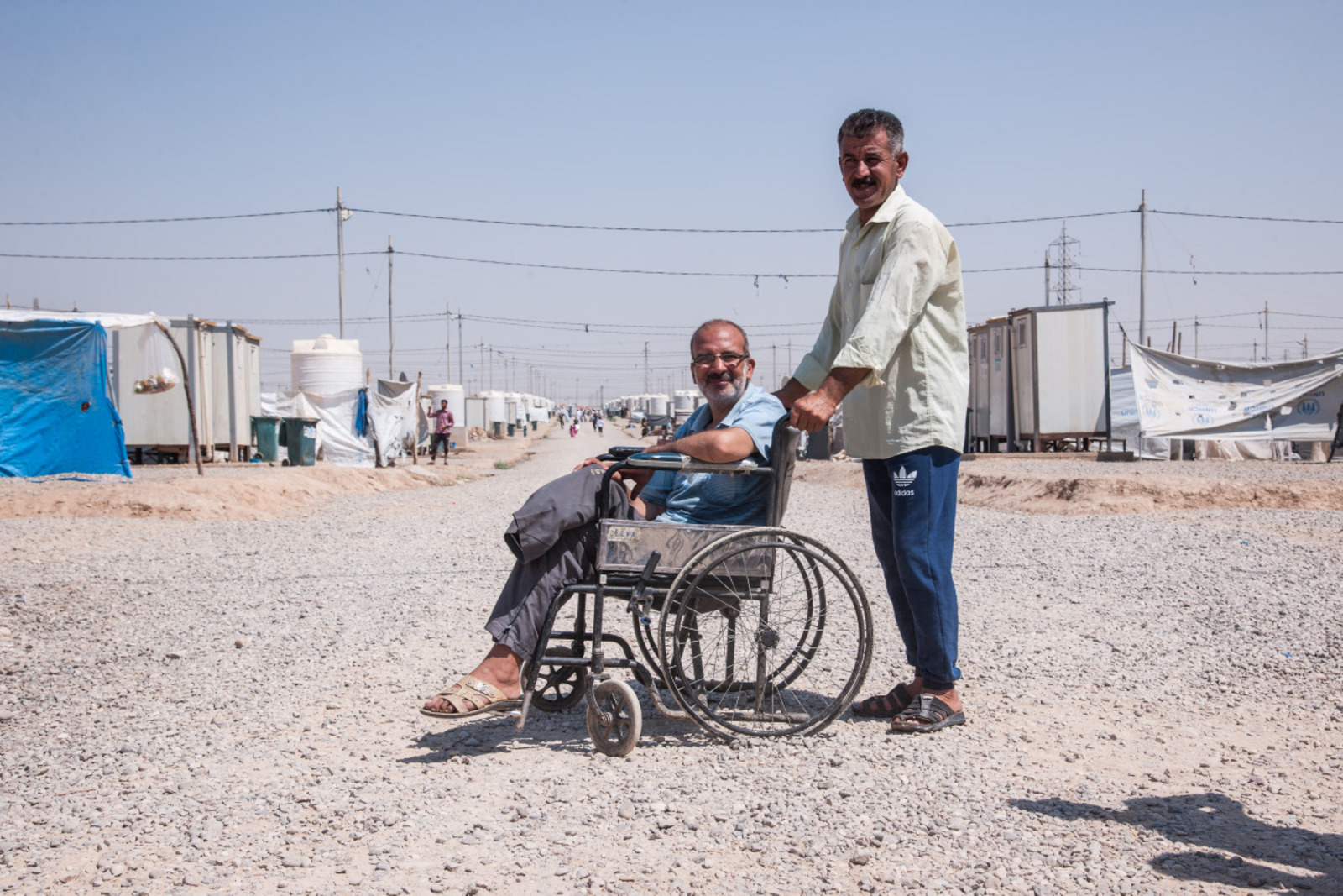 Un homme déplacé de Mossoul qui a perdu sa jambe lors d'un tir d'artillerie. Il est bénéficiaire de services de soutien psychosocial et il a reçu une tente. Camp Khazer M1.