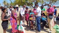 Notre équipe distribue des paniers de nourriture aux personnes touchées par l'insécurité alimentaire dans le sud de Madagascar, 2021.