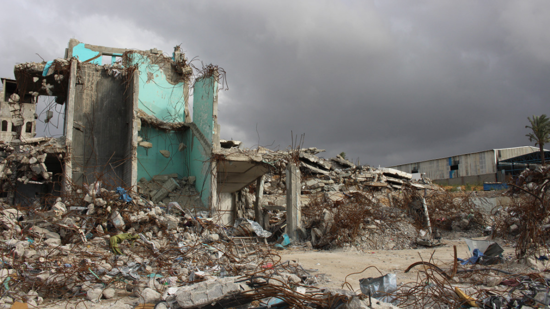 Archivfoto 2015: Die Überreste des al-Wafa Spitals in Shejaiya, Gaza, das auf körperliche Rehabilitation spezialisiert war. Die Gegend um Shejaiya wurde während der Militäroperation Protective Edge im Sommer 2014 weitgehend zerstört. Das Gebiet ist stark mit explosiven Kriegsresten verseucht und die Trümmer werden nur langsam geräumt. 