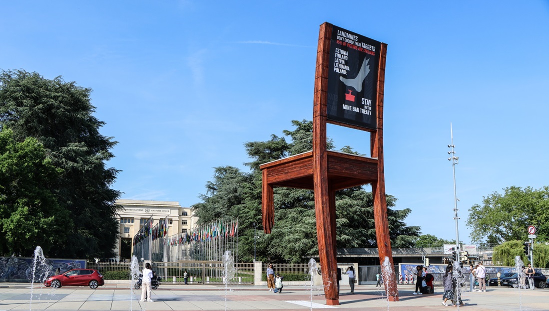Am Broken Chair wurde ein neues Banner angebracht. 