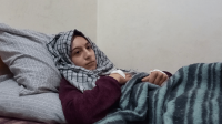 Rema, 13 ans, habitante de la région de Jenderes dans le nord-ouest de la Syrie a été amputée de la jambe droite lors de l’effondrement de son immeuble suite au violent tremblement de terre. La jeune fille témoigne depuis son lit d'hopital.  