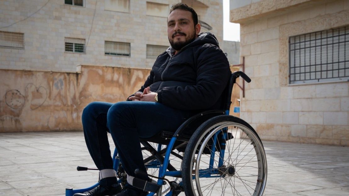 Mohamad devant chez lui à Irbid, en Jordanie.