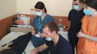 Dans un hôpital de Lviv, Virginie Duclos, responsable de la réadaptation d'urgence chez HI, dispense une formation spécialisée sur les soins à apporter à un patient brûlé par des armes explosives. © HI