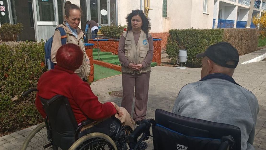 Le personnel de HI dans un centre gériatrique qui accueille des personnes déplacées par la guerre en Ukraine. 
