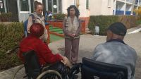 Mitarbeitende von Handicap International in einem Geriatriezentrum, das kriegsbedingt vertriebene Menschen in der Ukraine beherbergt.