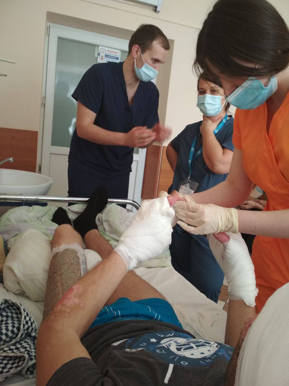 À Lviv, Virginie Duclos dispense une formation spécialisée sur les soins à un patient brûlé par des armes explosives dans le conflit en cours. © HI